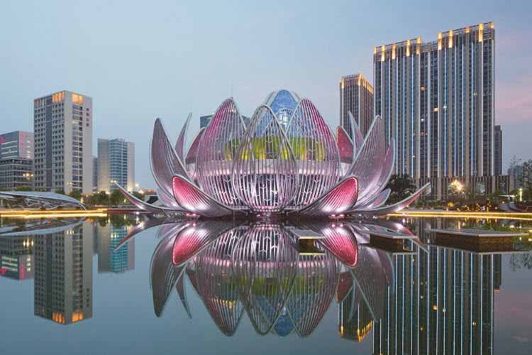 Un edificio público con una arquitectura en forma de flor de loto deslumbra por su fascinante iluminación