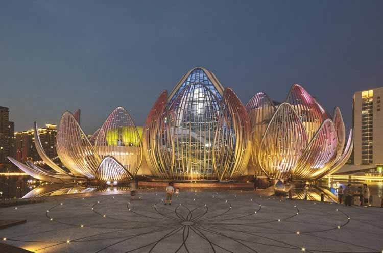 Un edificio público con una arquitectura en forma de flor de loto deslumbra por su fascinante iluminación