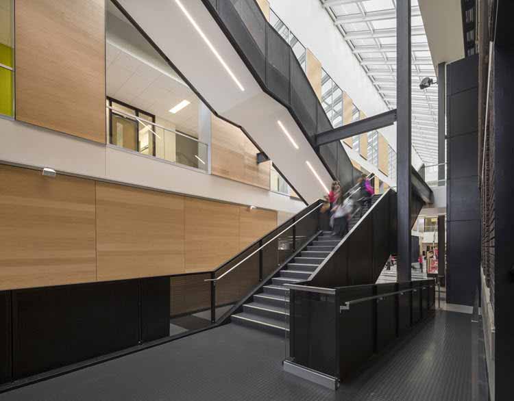 Una iluminación moderna y un gran diseño para Collège Saint-Louis en Canadá