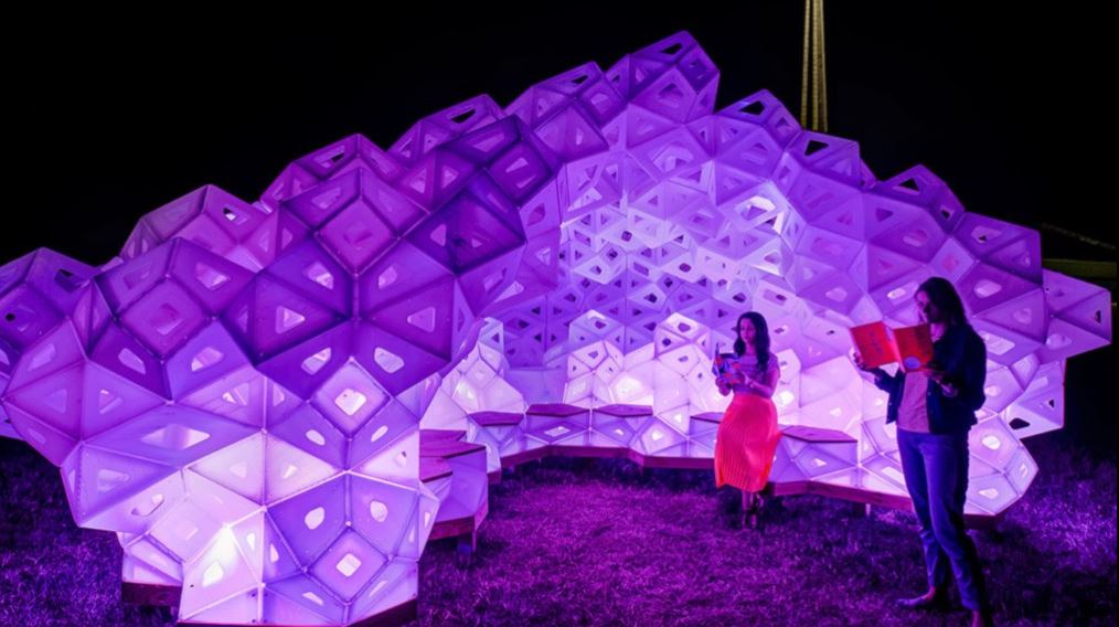 Espectacular pabellón de origami hecho de plástico reciclado en Columbus, Indiana