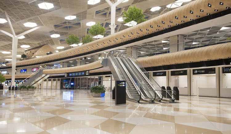 Un aeropuerto con un diseño cálido y acogedor