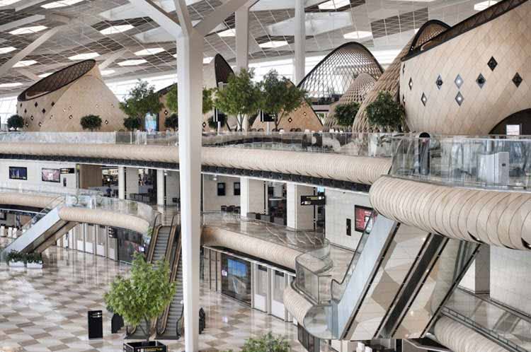 Un aeropuerto con un diseño cálido y acogedor