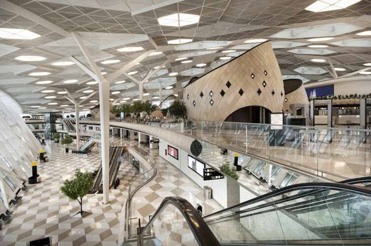 Un aeropuerto con un diseño cálido y acogedor