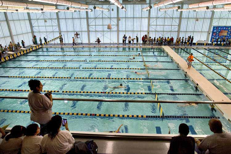 Un natatorio de una escuela en Nueva Jersey estrena su moderna iluminación