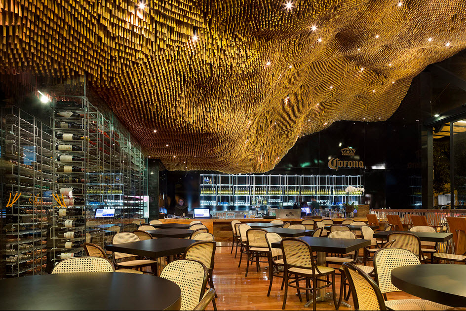 Un restaurante en Belo Horizonte con una iluminación y una arquitectura únicas