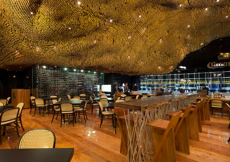 Un restaurante en Belo Horizonte con una iluminación y una arquitectura únicas