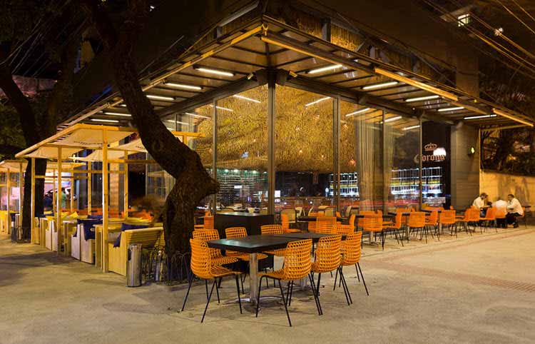 Un restaurante en Belo Horizonte con una iluminación y una arquitectura únicas