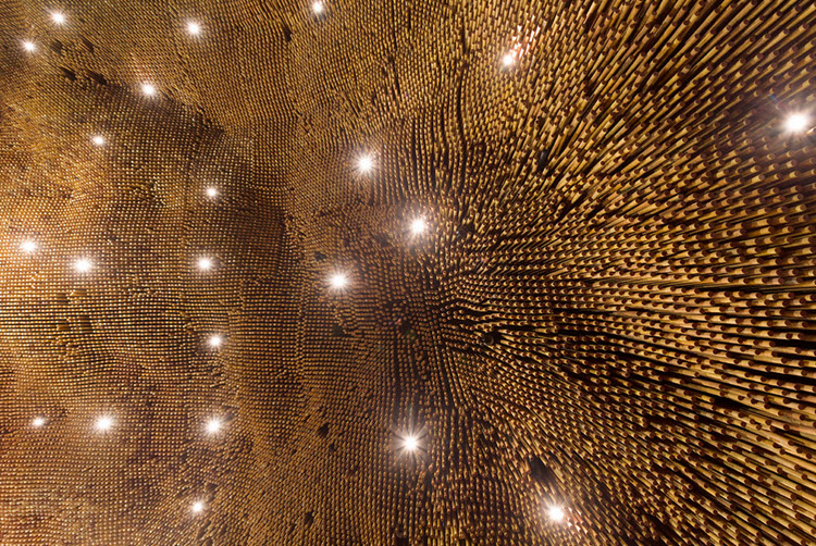 Un restaurante en Belo Horizonte con una iluminación y una arquitectura únicas