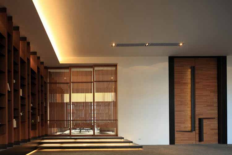 Un edificio destinado a ventas inmobiliarias muestra su iluminación y diseño