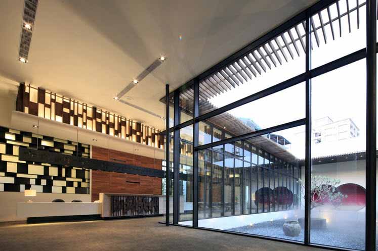 Un edificio destinado a ventas inmobiliarias muestra su iluminación y diseño