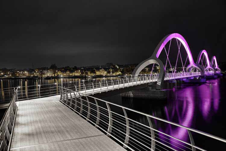 El puente peatonal más largo del mundo se ilumina con tecnología LED
