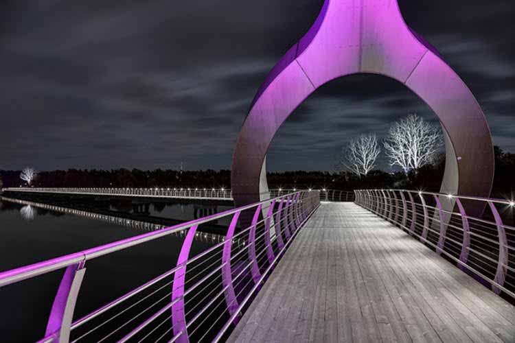 El puente peatonal más largo del mundo se ilumina con tecnología LED