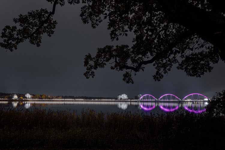 El puente peatonal más largo del mundo se ilumina con tecnología LED