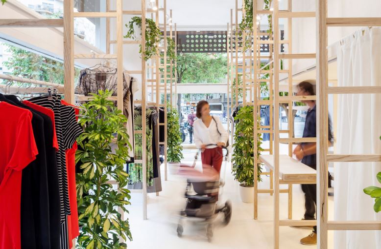 Un local lleno de luz y naturaleza en Barcelona