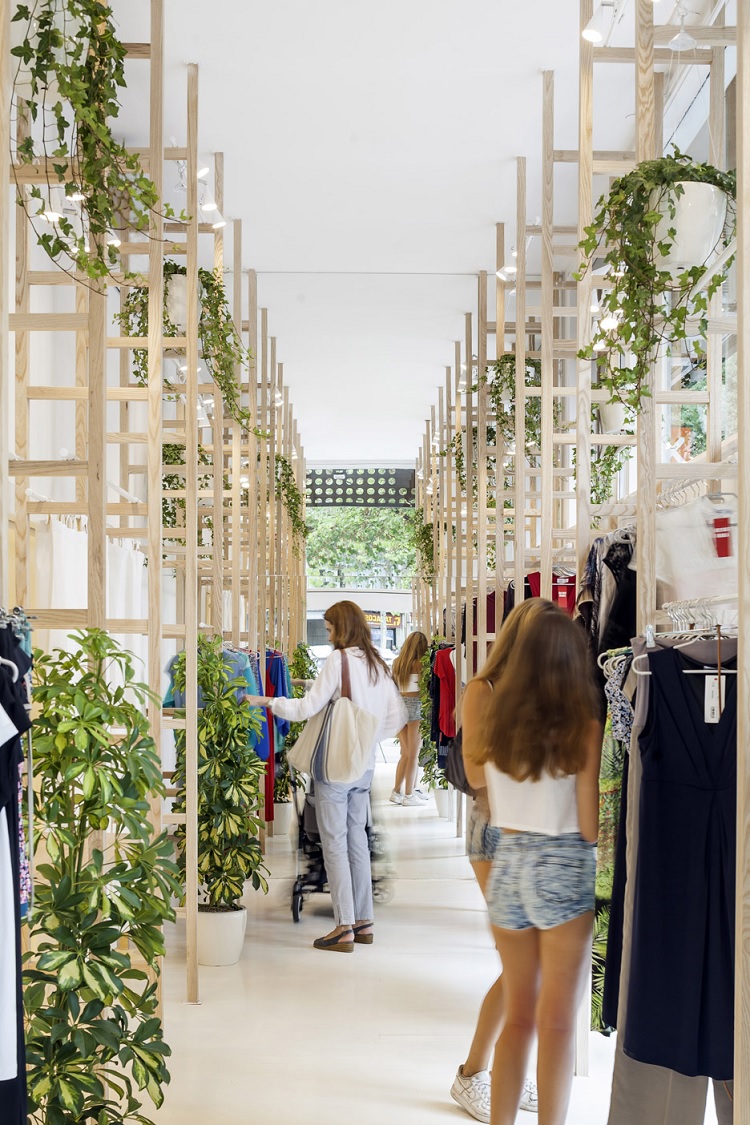 Un local lleno de luz y naturaleza en Barcelona