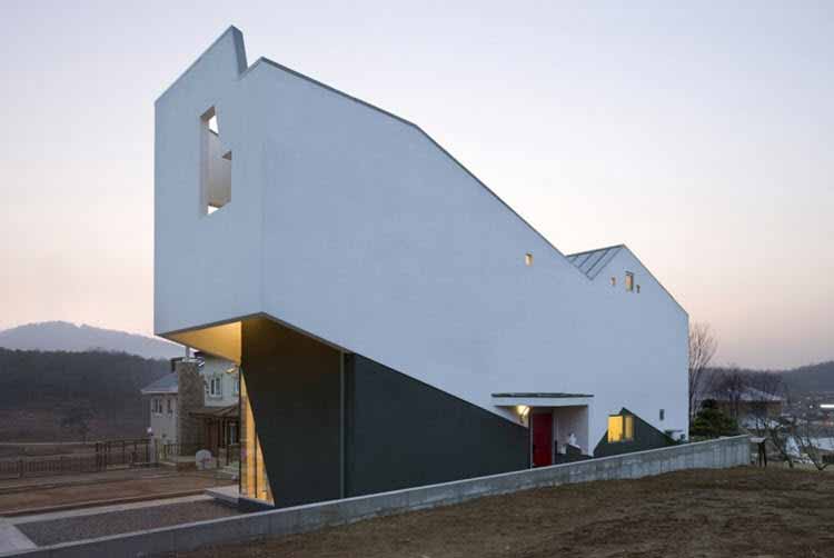 Una casa con vistas a las montañas muestra su diseño e iluminación exterior